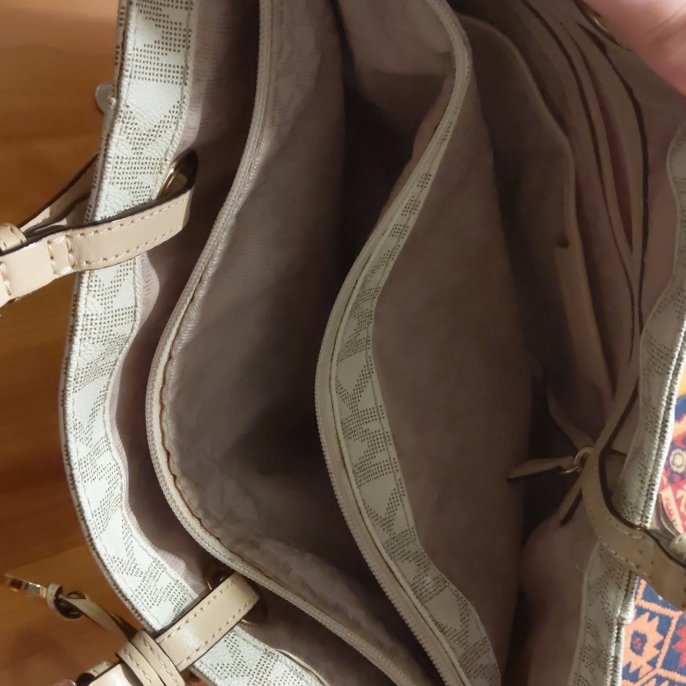 Micheal kors purse - Picture 5 of 5